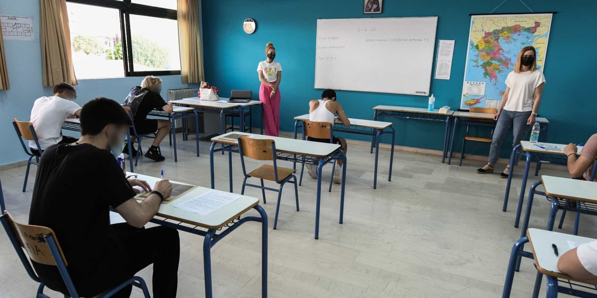 Μαθητές γράφουν εξετάσεις