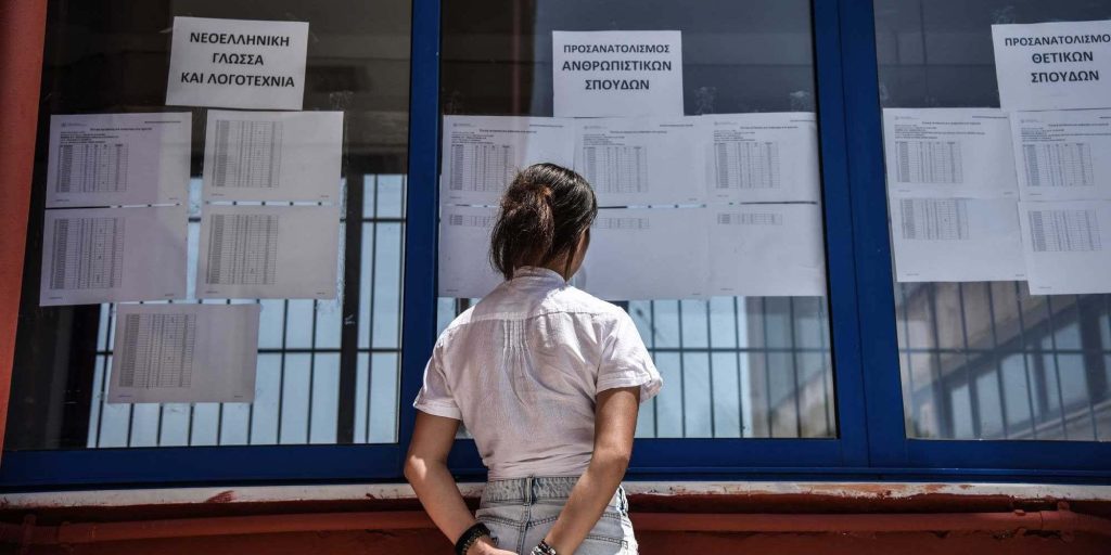 Κορίτσι βλέπει τα αποτελέσματα στις Πανελλήνιες εξετάσεις του 2022
