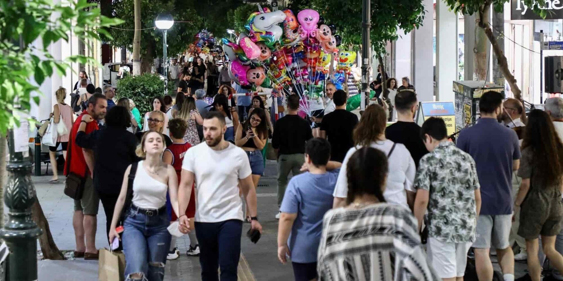Κόσμος στο κέντρο του Πειραιά για την «Γαλάζια Νύχτα»