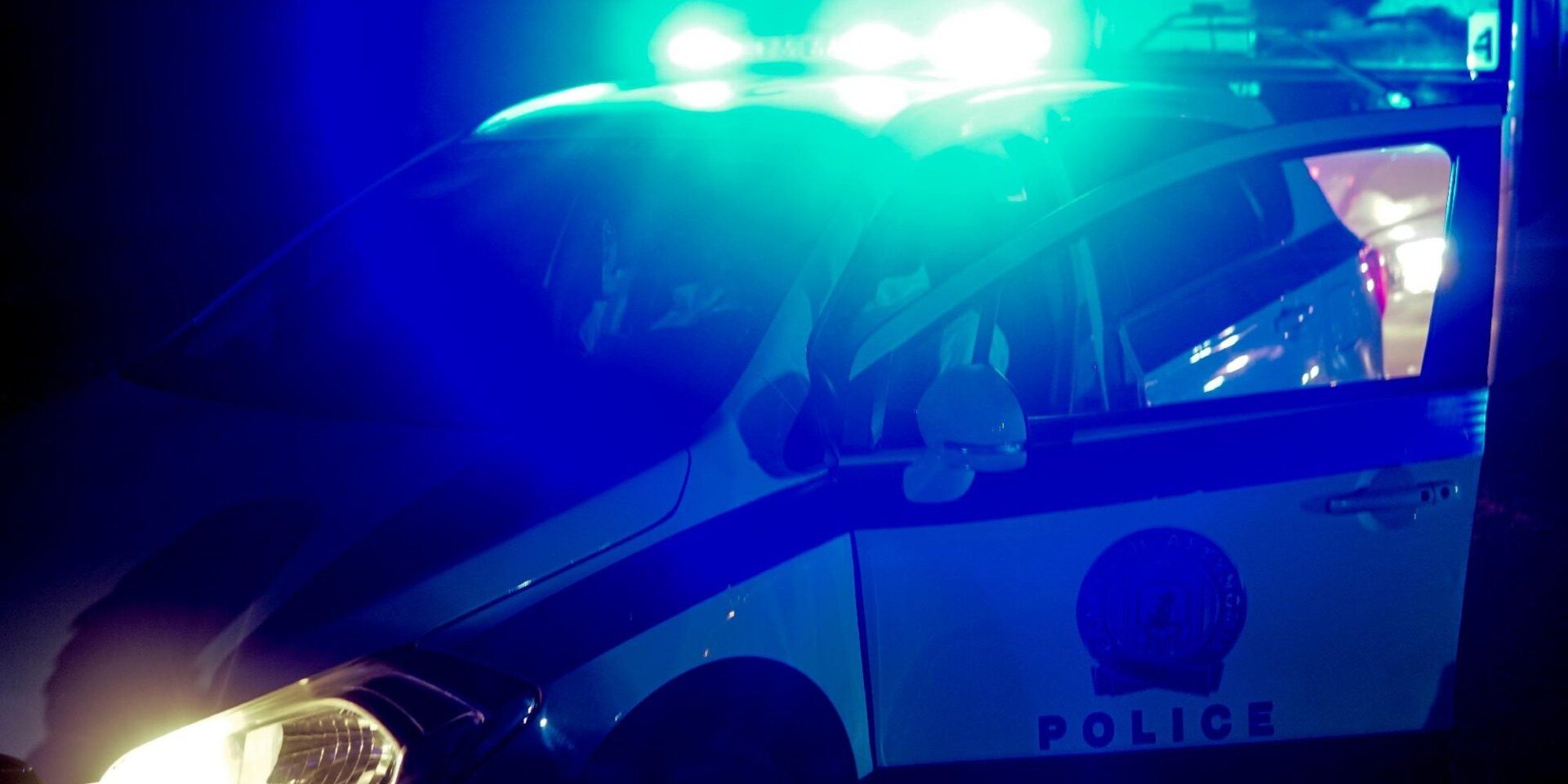 Περιπολικό της Αστυνομίας με φάρο νυχτερινή ώρα