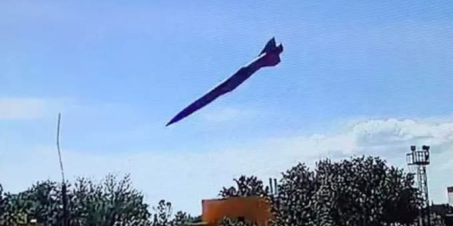 Ο πύραυλος λίγο πριν πέσει στο εμπορικό κέντρο