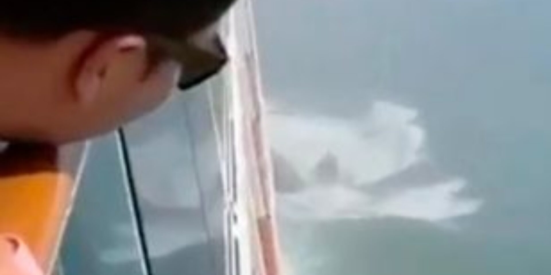 H στιγμή που το πλοίο χτυπά το παγόβουνο