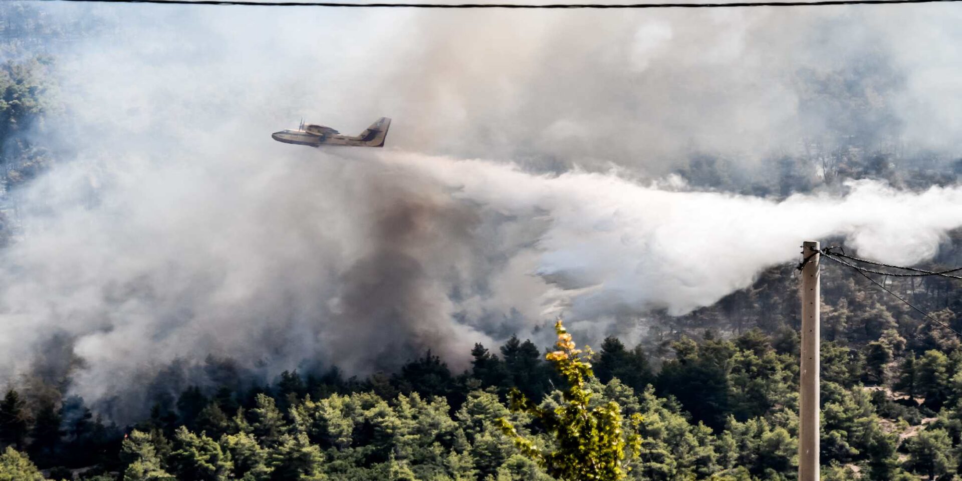 Πυροσβεστικό ελικόπτερο την ώρα που κάνει ρίψεις