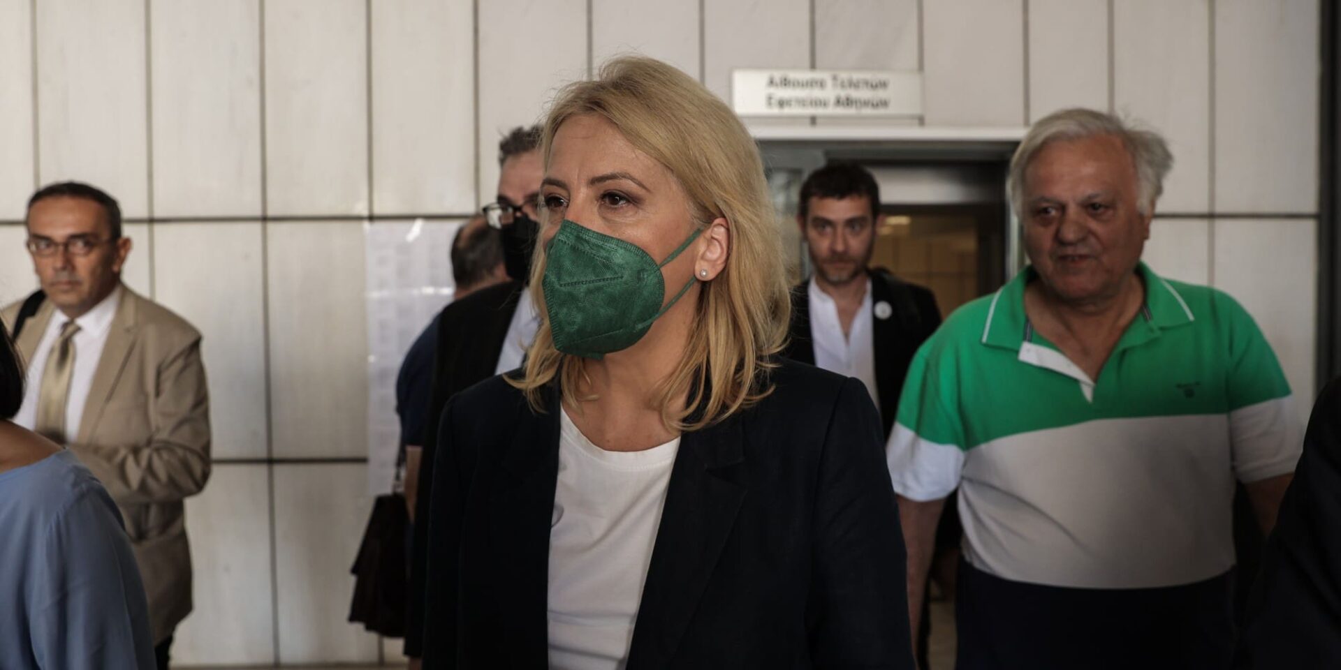 Η Ρένα Δούρου έξω από τα δικαστήρια