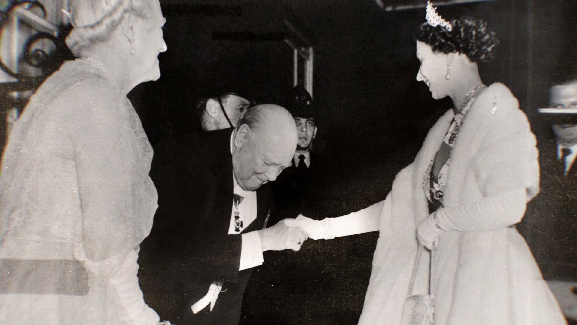 Η βασίλισσα Ελισάβετ με τον τότε πρωθυπουργός της Βρετανίας Ουίνστον Τσώρτσιλ