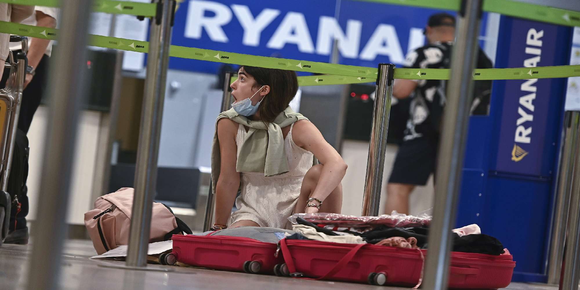 Γυναίκα ανοίγει τη βαλίτσα της στο διεθνές αεροδρόμιο της Μαδρίτης, την πρώτη ημέρα απεργία που κήρυξε το πλήρωμα της Ryanair