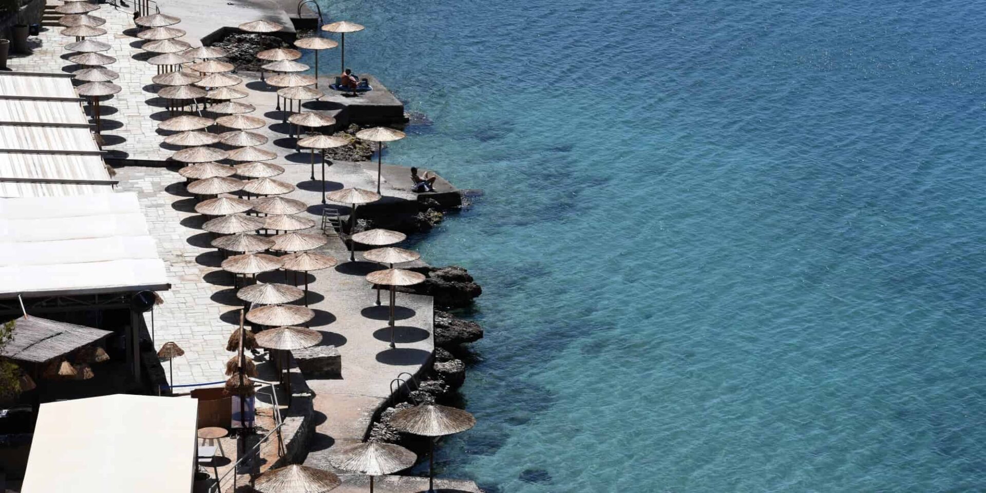 Ομπρέλες και παραλία στη θάλασσα
