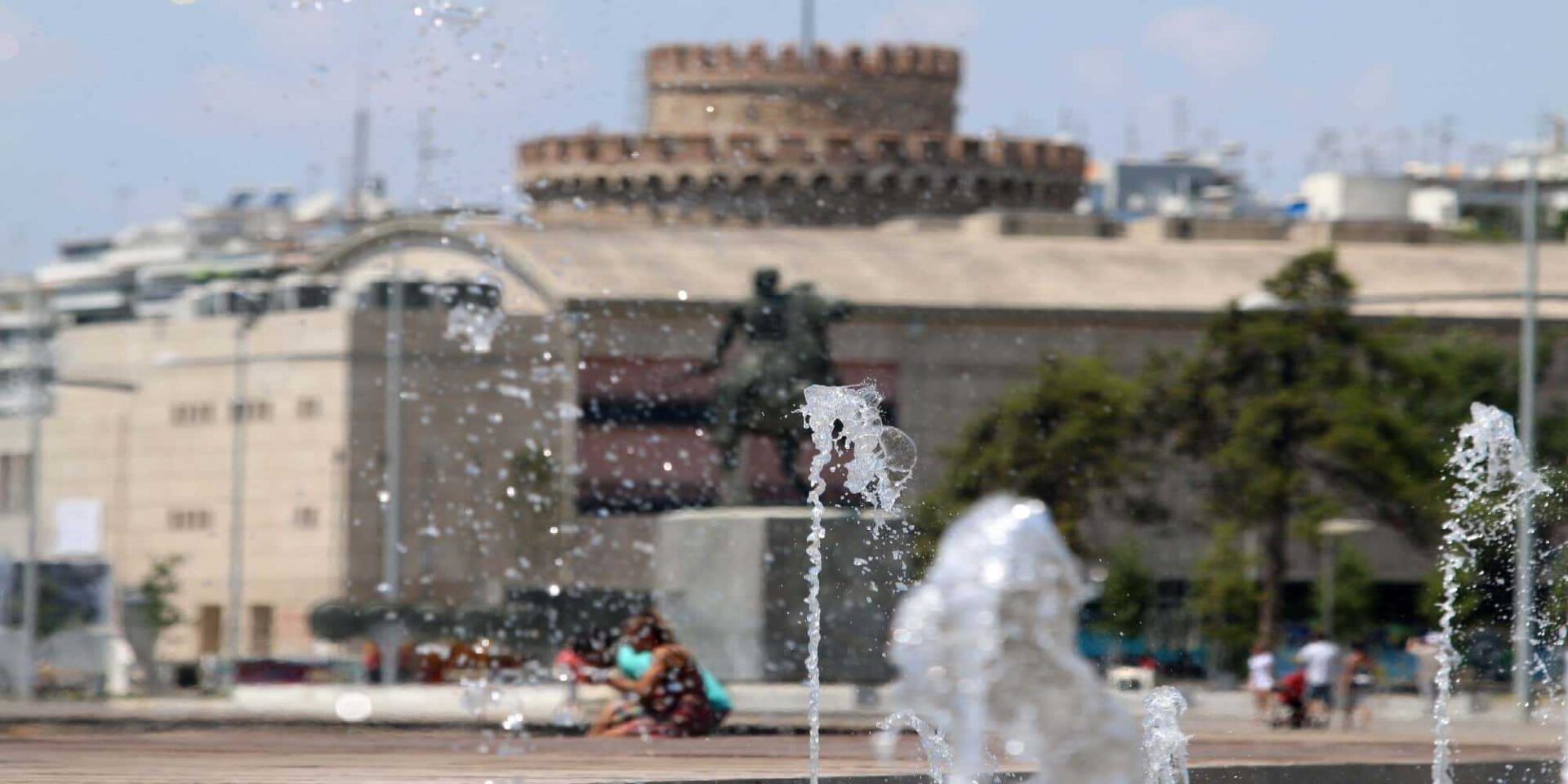 Ο Λευκός Πύργος στην Θεσσαλονίκη με κόσμο μπροστά στο σιντριβάνι