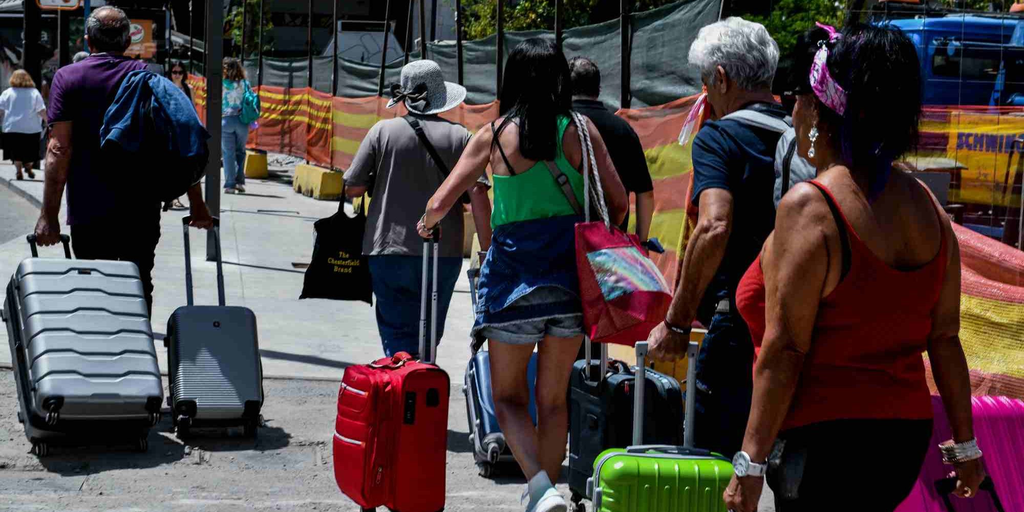 Τουρίστες με βαλίτσες στην Αθήνα