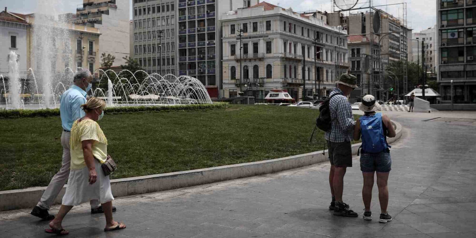 Τουρίστες με μάσκα στην Ομόνοια