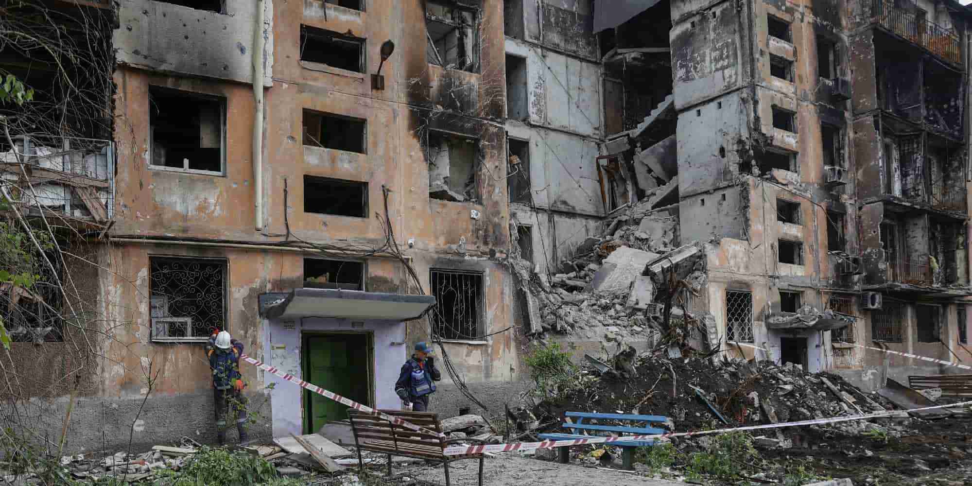 Ερείπια κατεστραμμένων σπιτιών στην Μαριούπολη, στην Ουκρανία