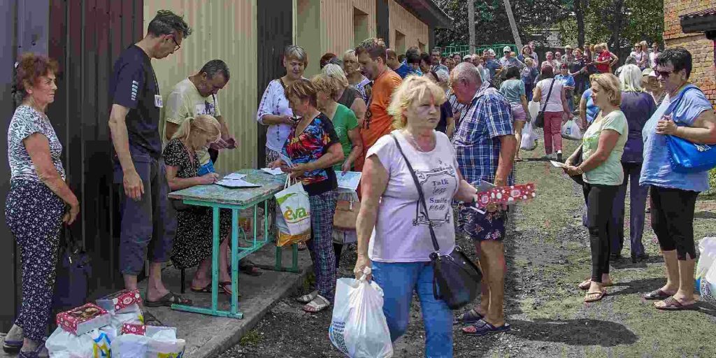 Eθελοντές διανέμουν ανθρωπιστική βοήθεια στη περιοχή του Χάρκοβο, στην Ουκρανία