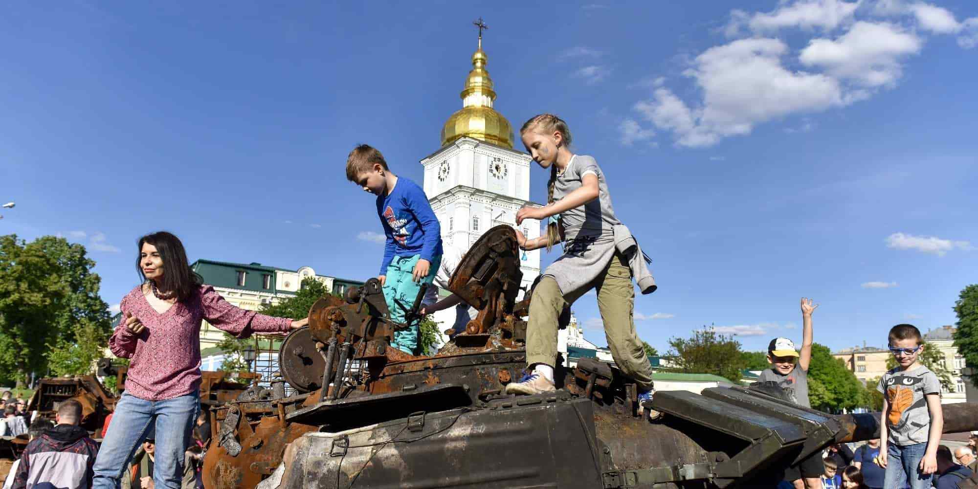 Παιδιά πάνω σε ένα καμένο ρωσικό τανκ στο Κίεβο, Ουκρανία