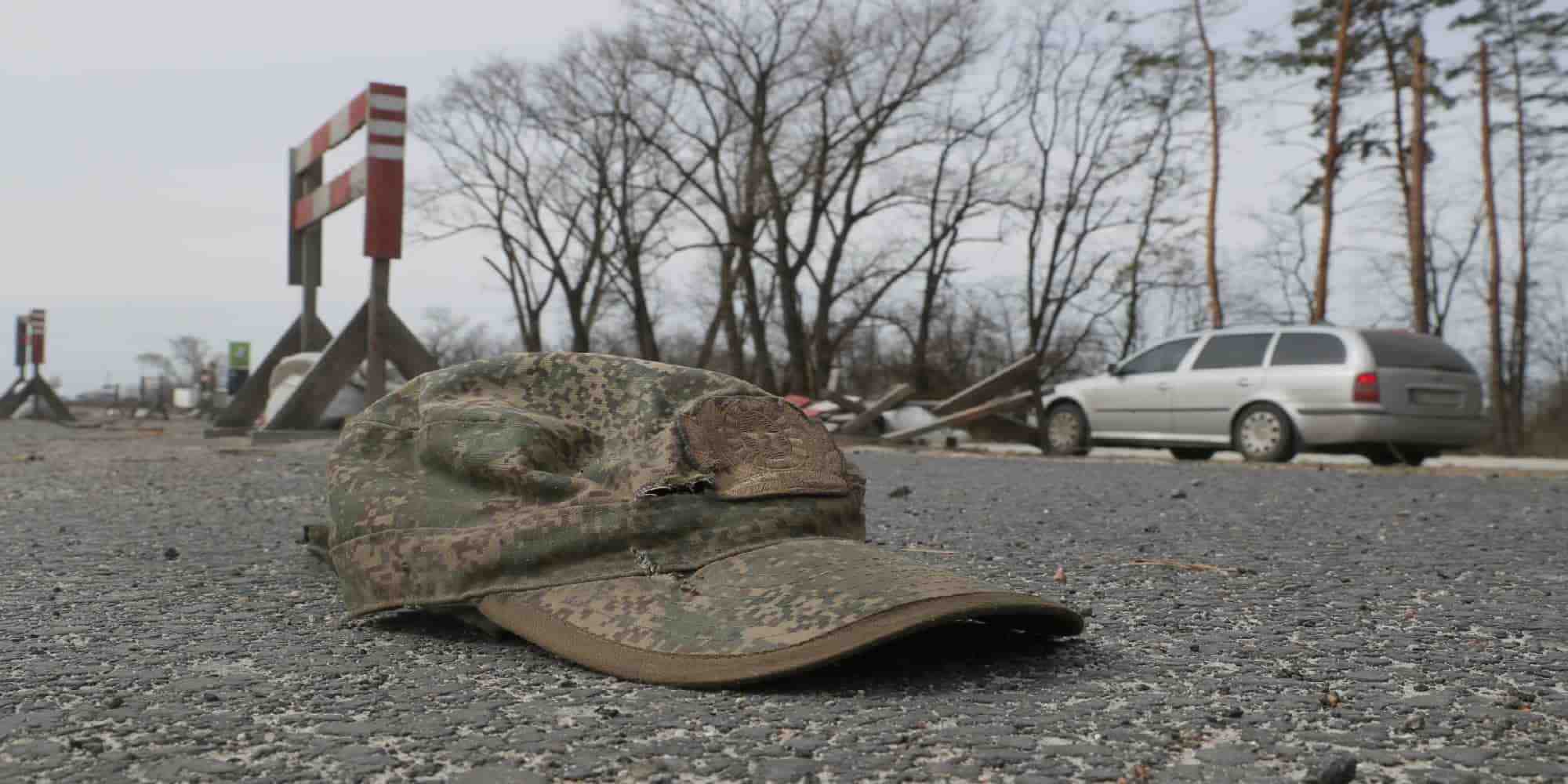 Καπέλο Ρώσου στρατιώτη σε δρόμο της Ουκρανίας