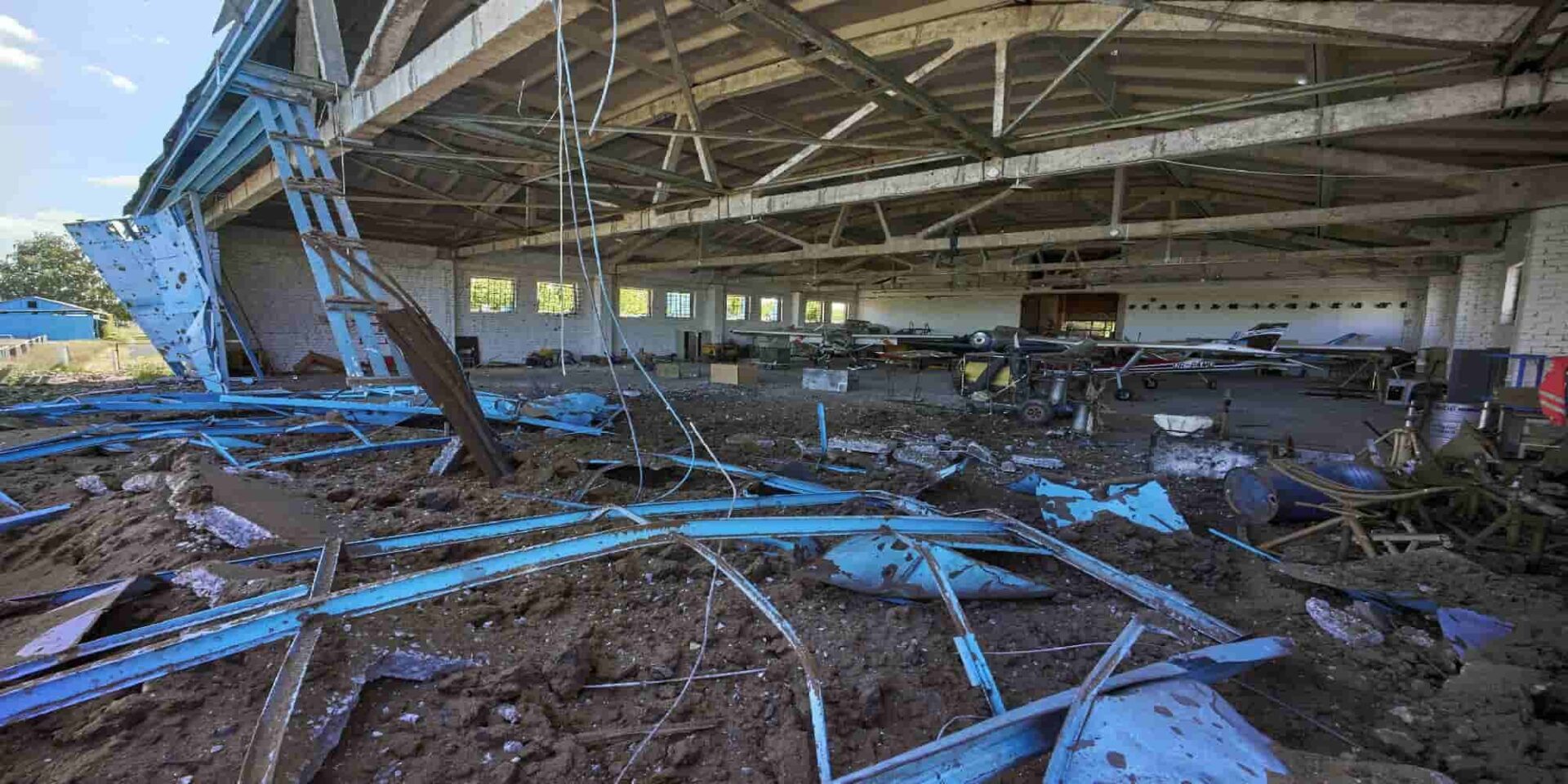 Κατεστραμμένο κτίριο που χτυπήθηκε από πύραυλο σε ένα μικρό αθλητικό αεροδρόμιο κοντά στο Χάρκοβο της Ουκρανίας