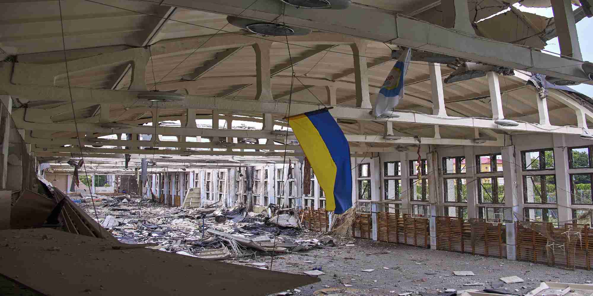 Ερείπια μετά από ρωσικό βομβαρδισμό αθλητικού συγκροτήματος στο Χάρκοβο της Ουκρανίας