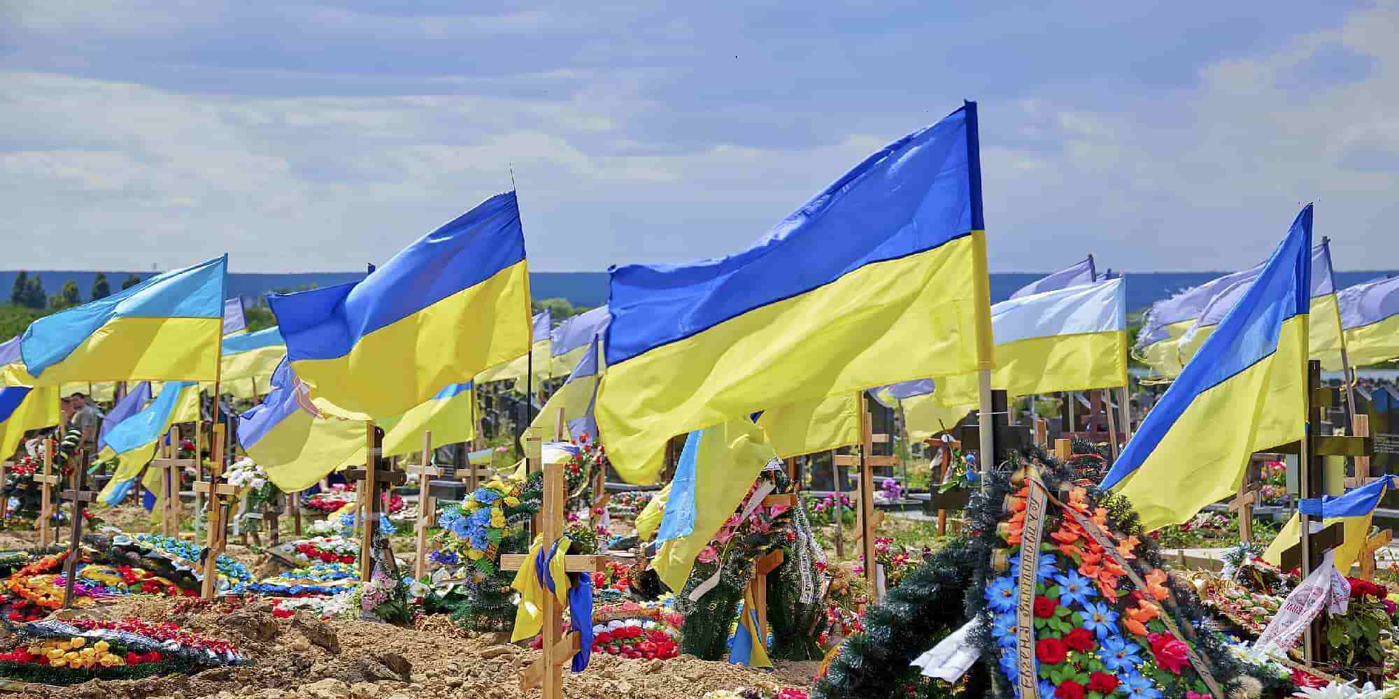 Ουκρανικές σημαίες πάνω από τους τάφους των στρατιωτών που έχασαν τη ζωή τους στον πόλεμο