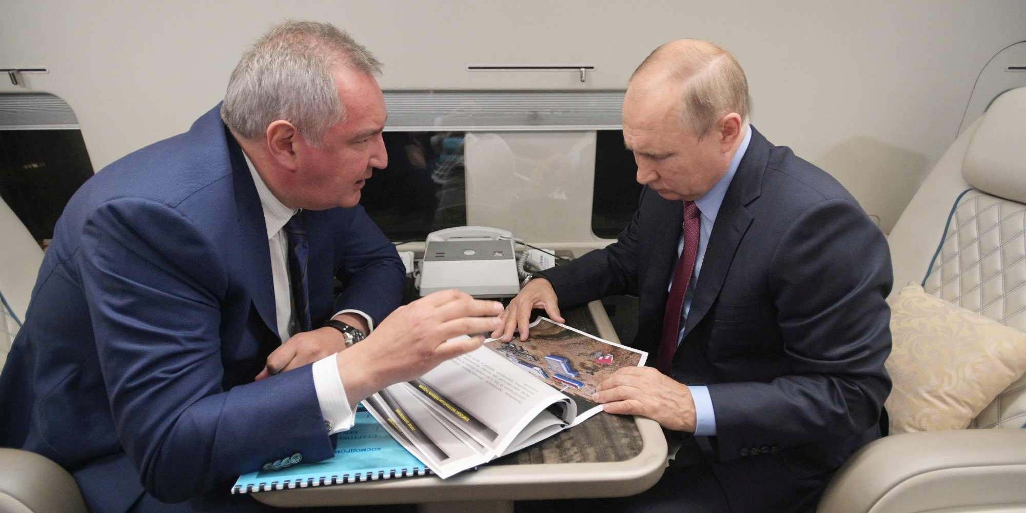 Ο επικεφαλής της Roskosmos Ντμίτρι Ρογκόζιν με τον Ρώσο πρόεδρο Βλαντιμίρ Πούτιν