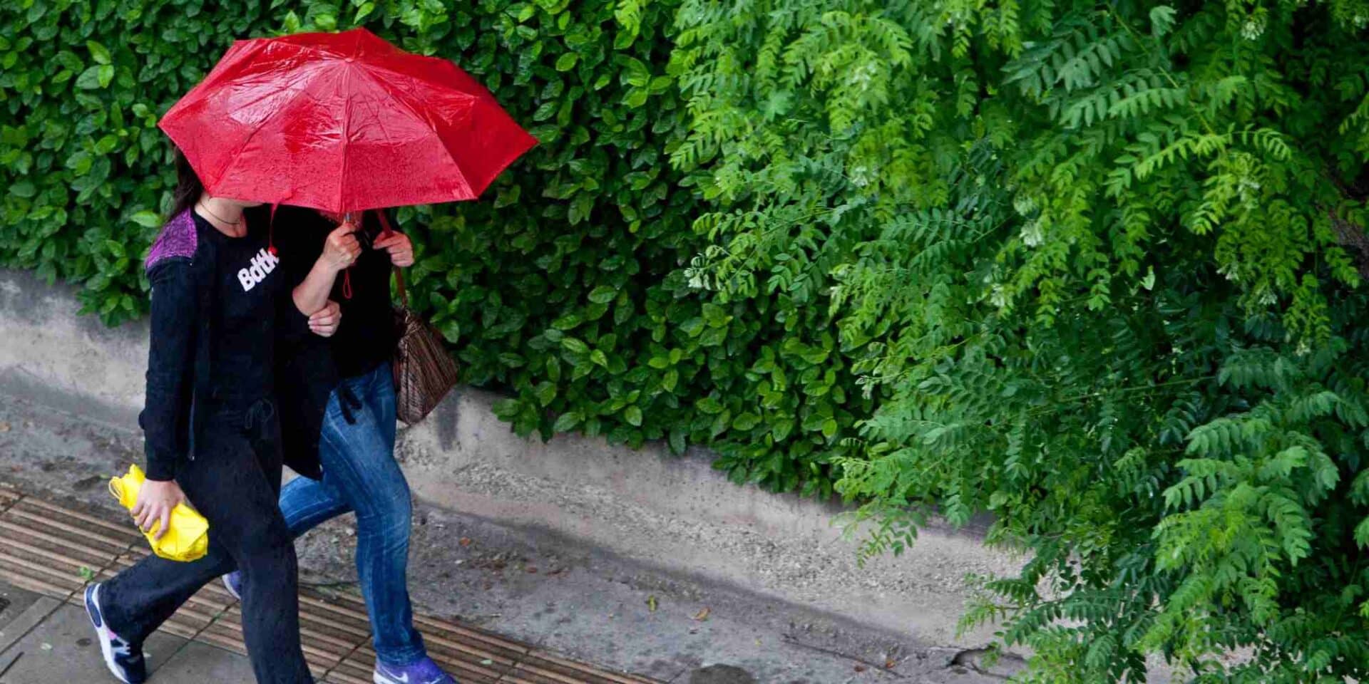 Κοπέλες με ομπρέλες στην βροχερή Λάρισα