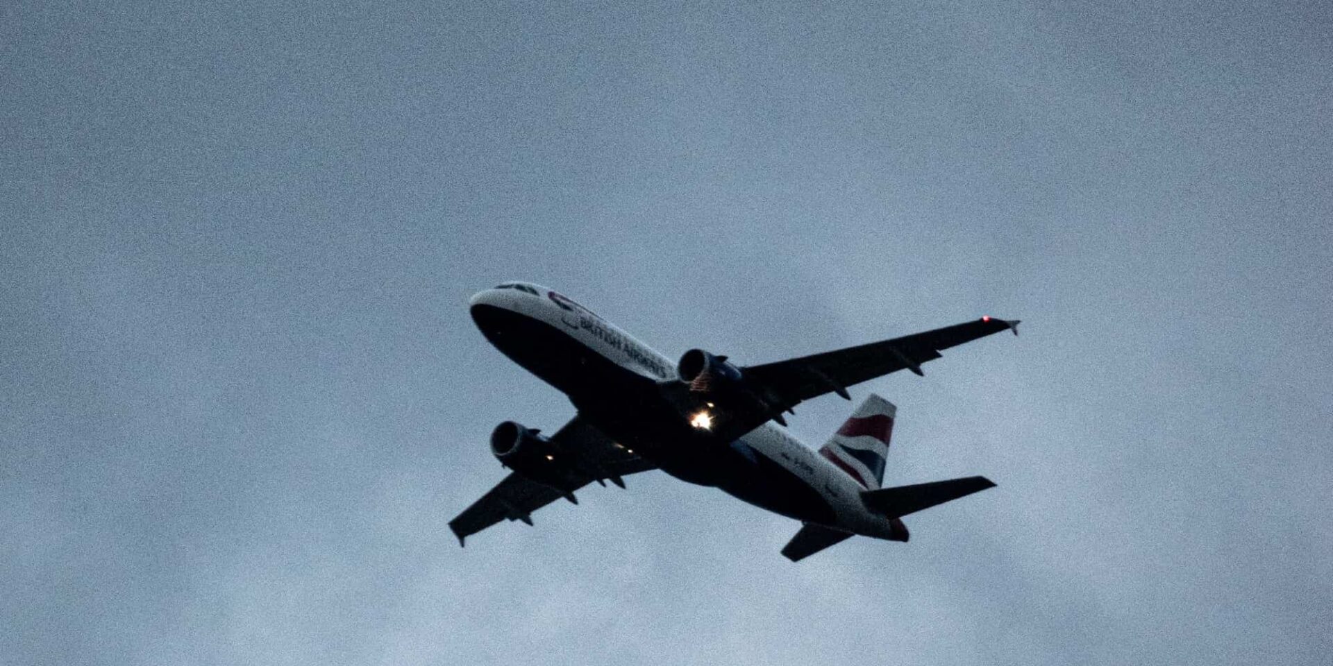 Ένα αεροπλάνο σε συννεφιασμένο ουρανό