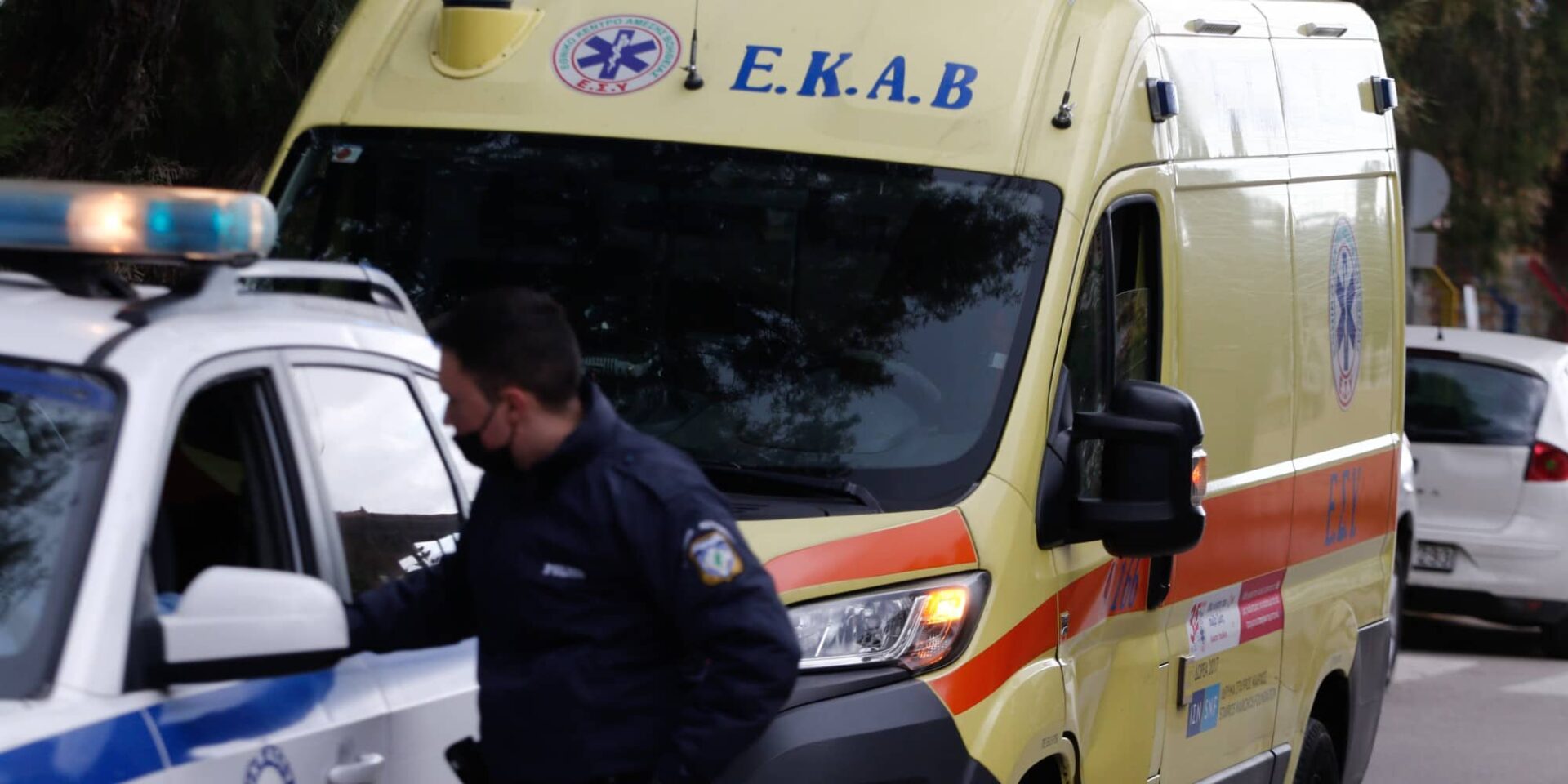 Ένα ασθενοφόρο και ένα περιπολικό