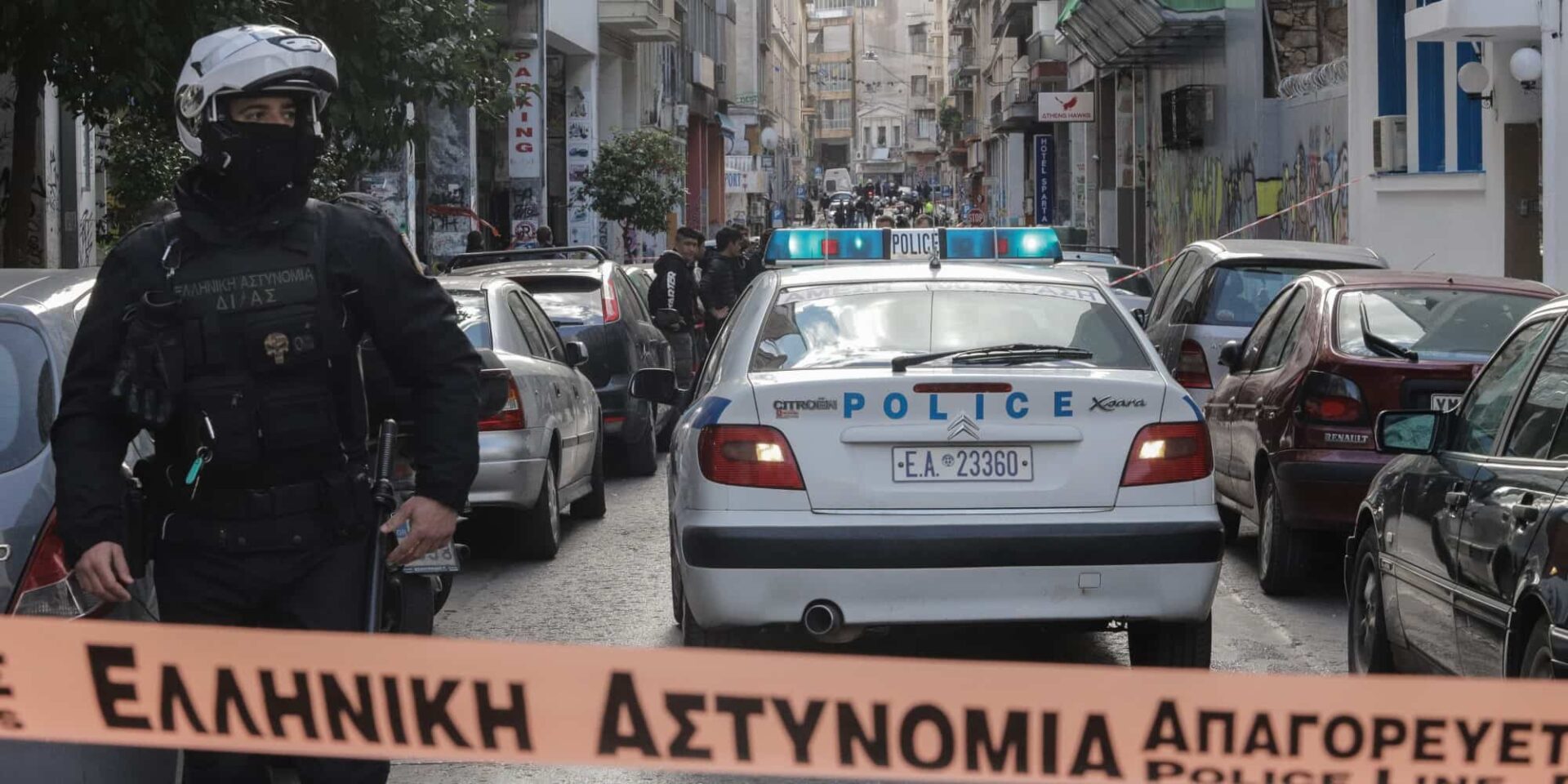 Αστυνομικός μπροστά από περιπολικό