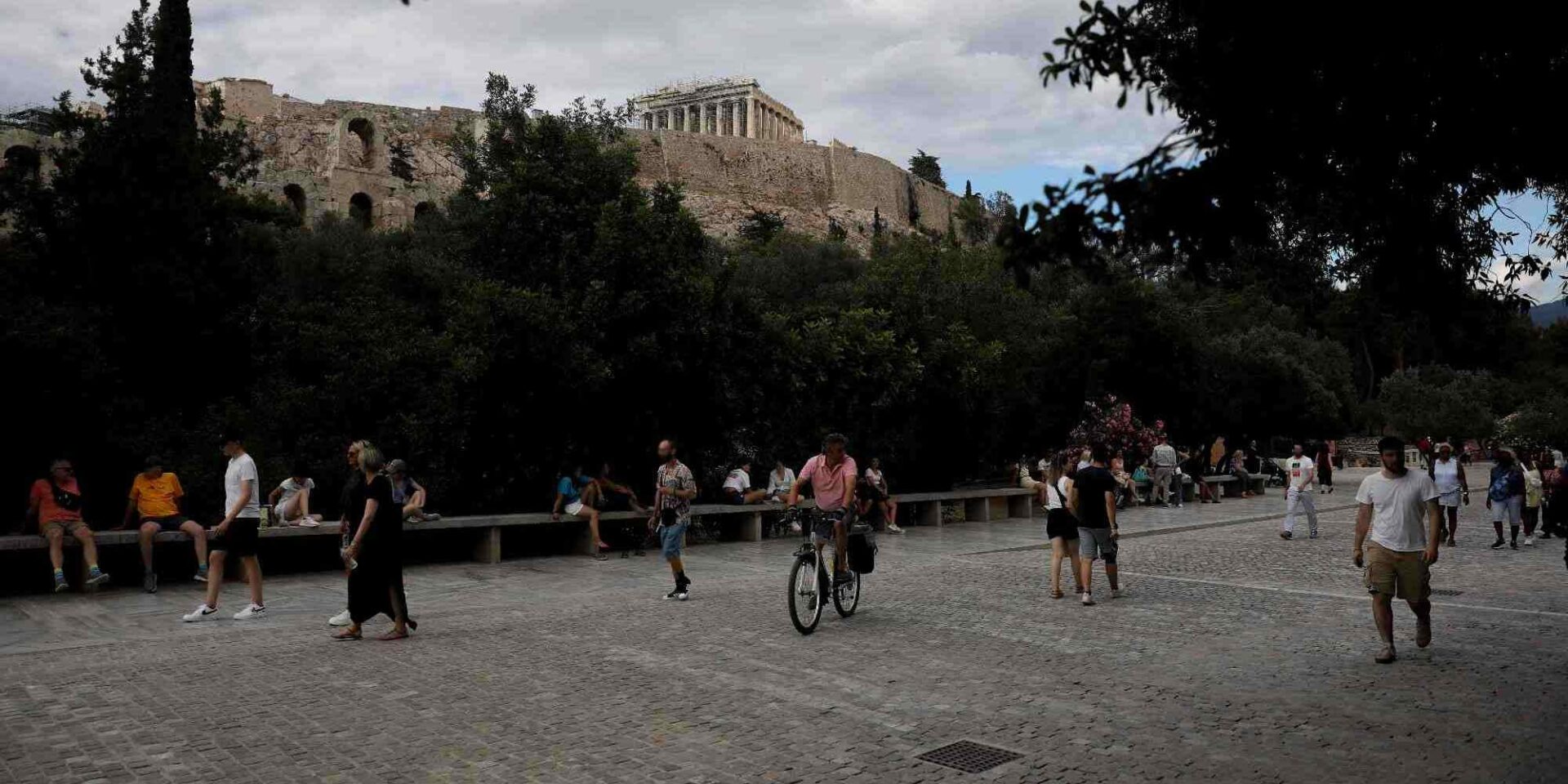 Κόσμος περπατάει στη Διονυσίου Αρεοπαγίτου