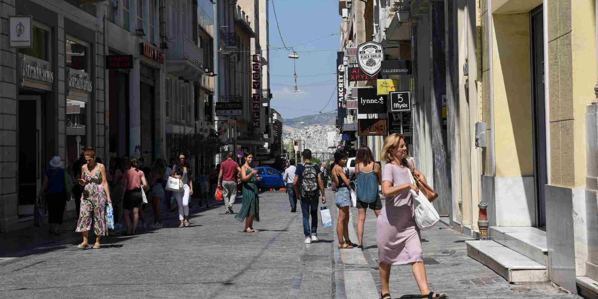 Κόσμος περπατάει στην οδό Ερμού
