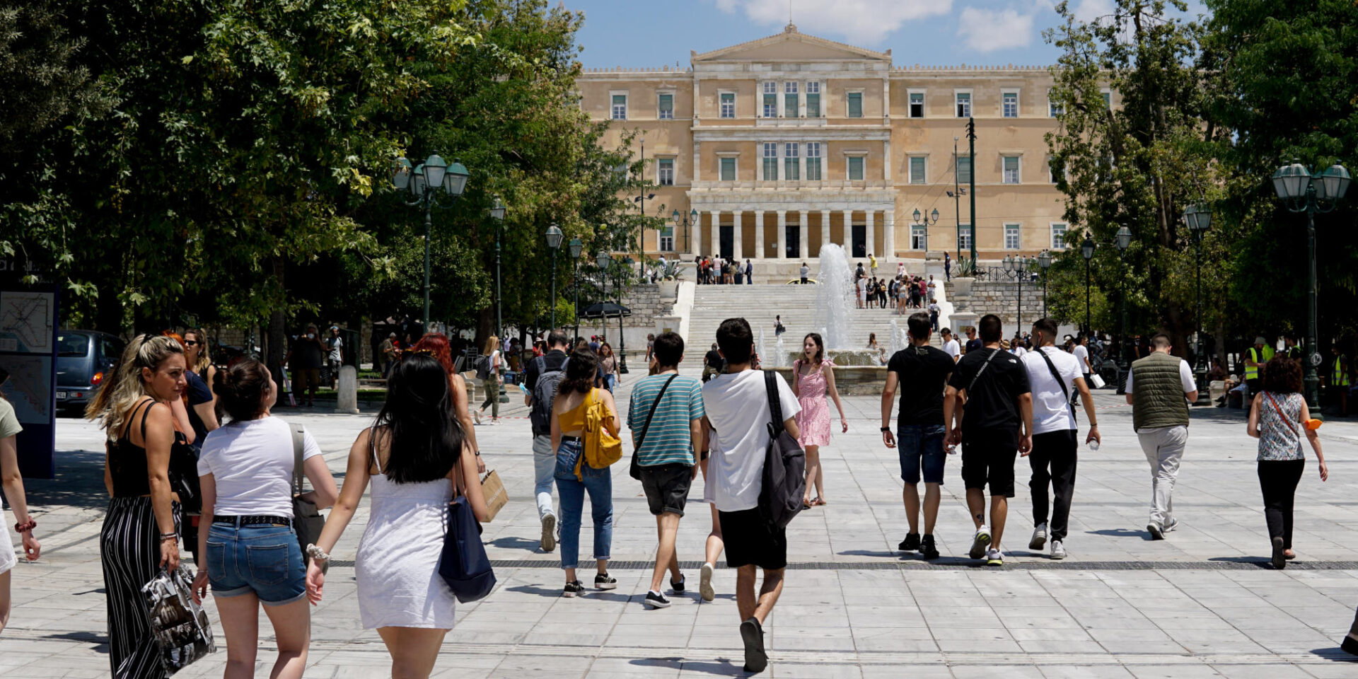 Κόσμος περπατά στο Σύνταγμα