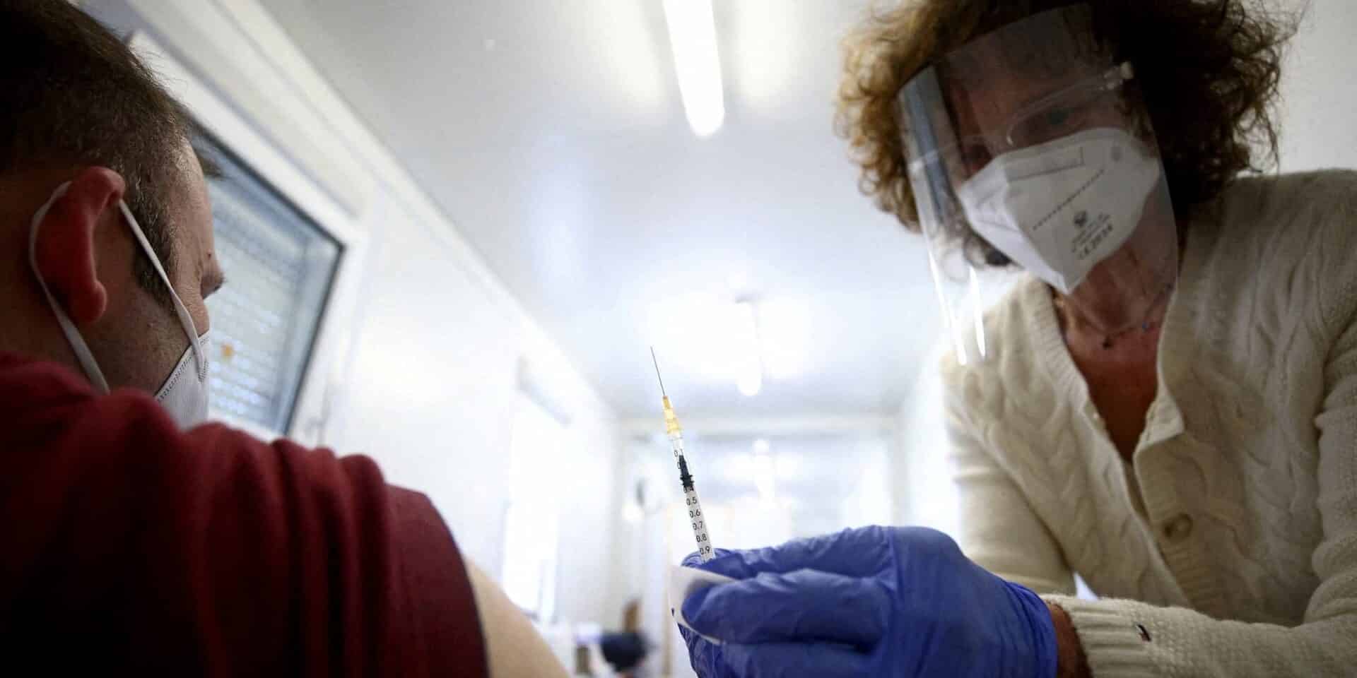 Η Αυστρία καταργεί την υποχρεωτικότητα του εμβολιασμού