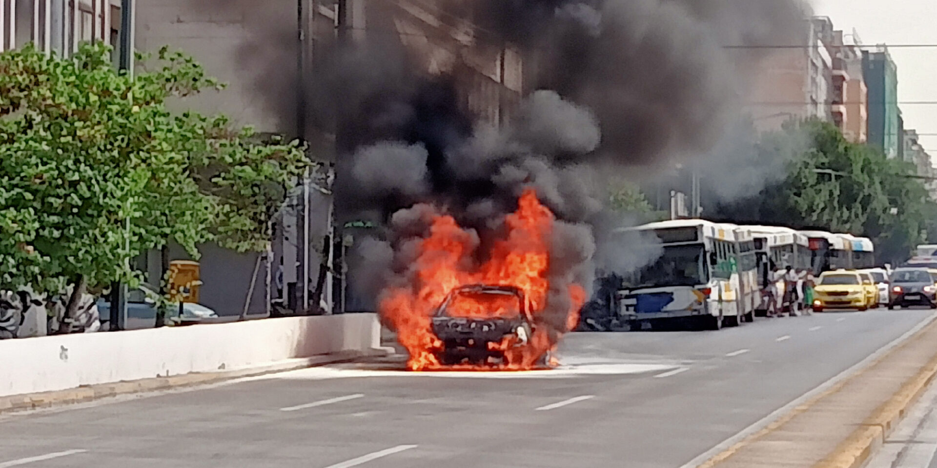 Αυτοκίνητο στις φλόγες στην Συγγρού