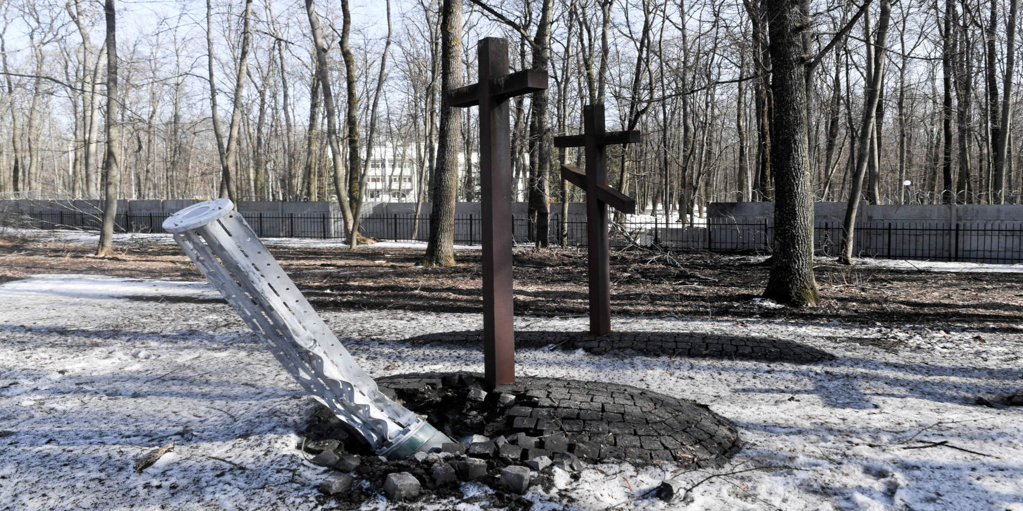 Ρωσική οβίδα σταματά σε σταυρό, σε κοιμητήριο στο Χάρκοβο στην Ουκρανία