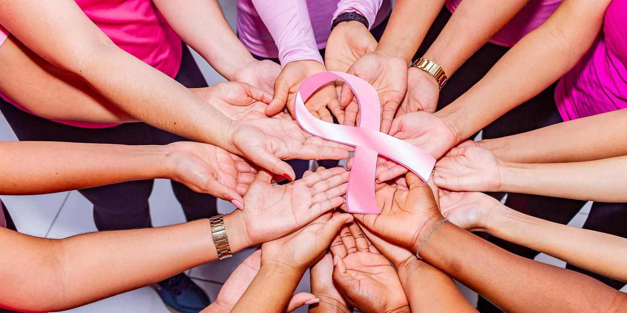 Γυναίκες με καρκίνο του μαστού ενώνουν τα χέρια τους