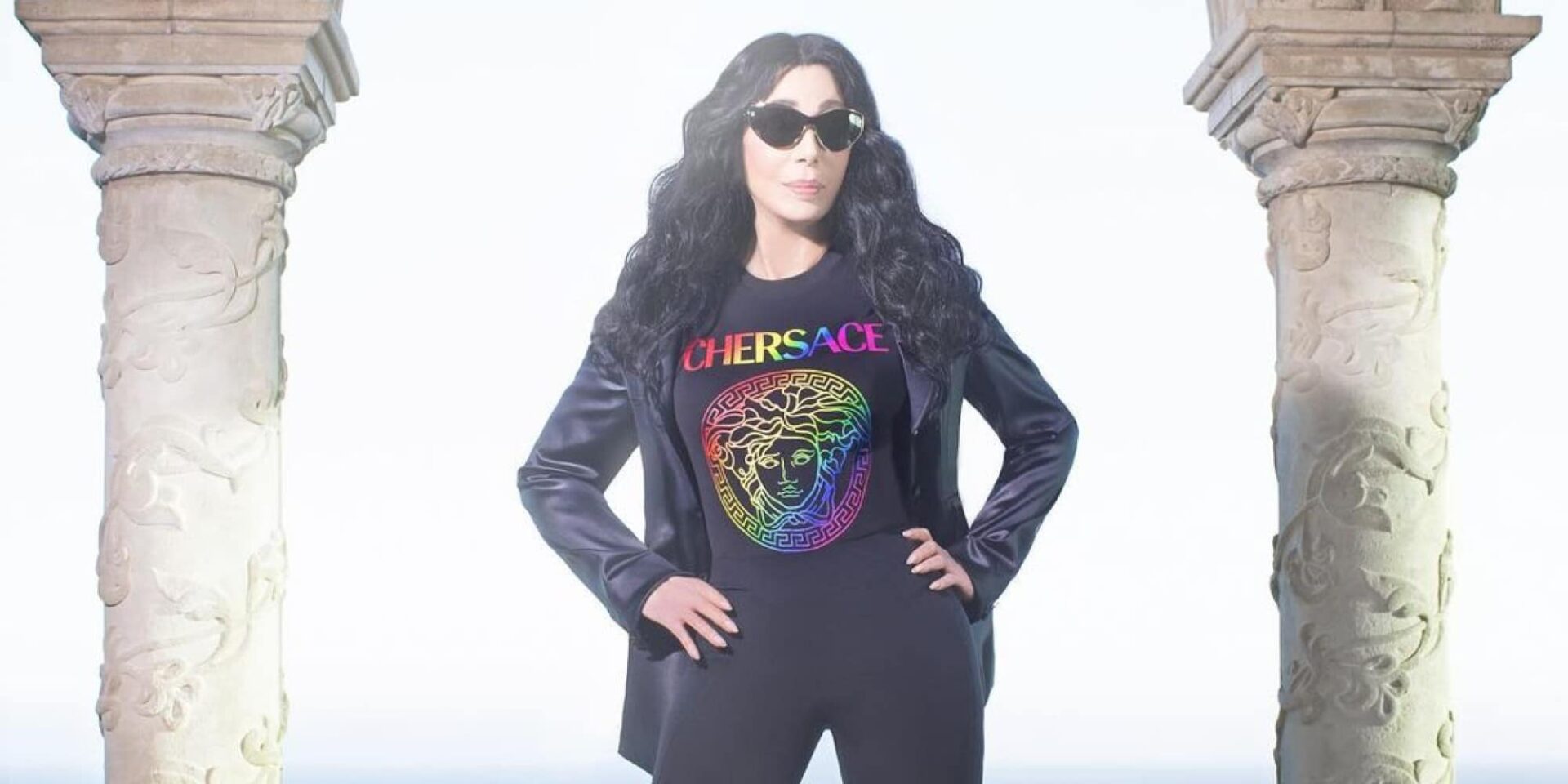 Η Σερ και ο οίκος Versace γιορτάζουν τον «Pride Month»