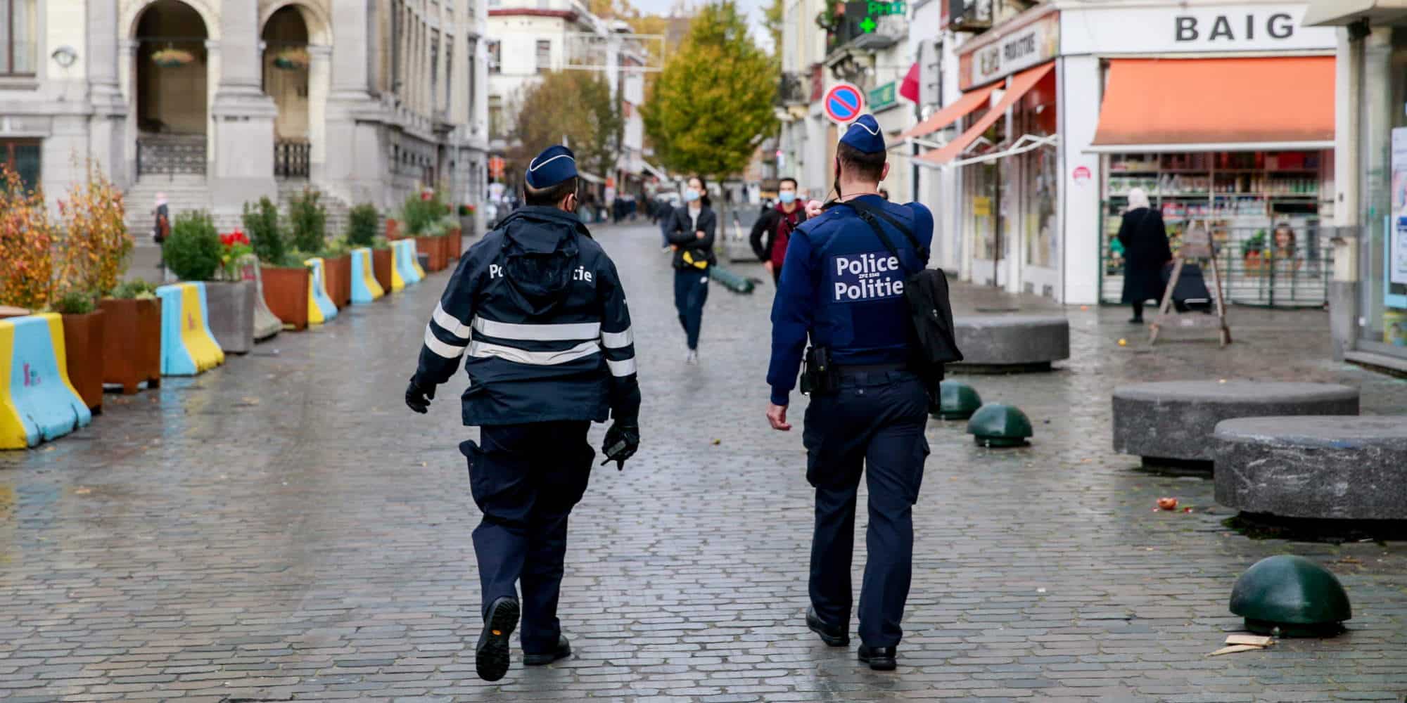 Αστυνομικοί έξω από το δικαστήριο για τις επιθέσεις στο Παρίσι του 2015