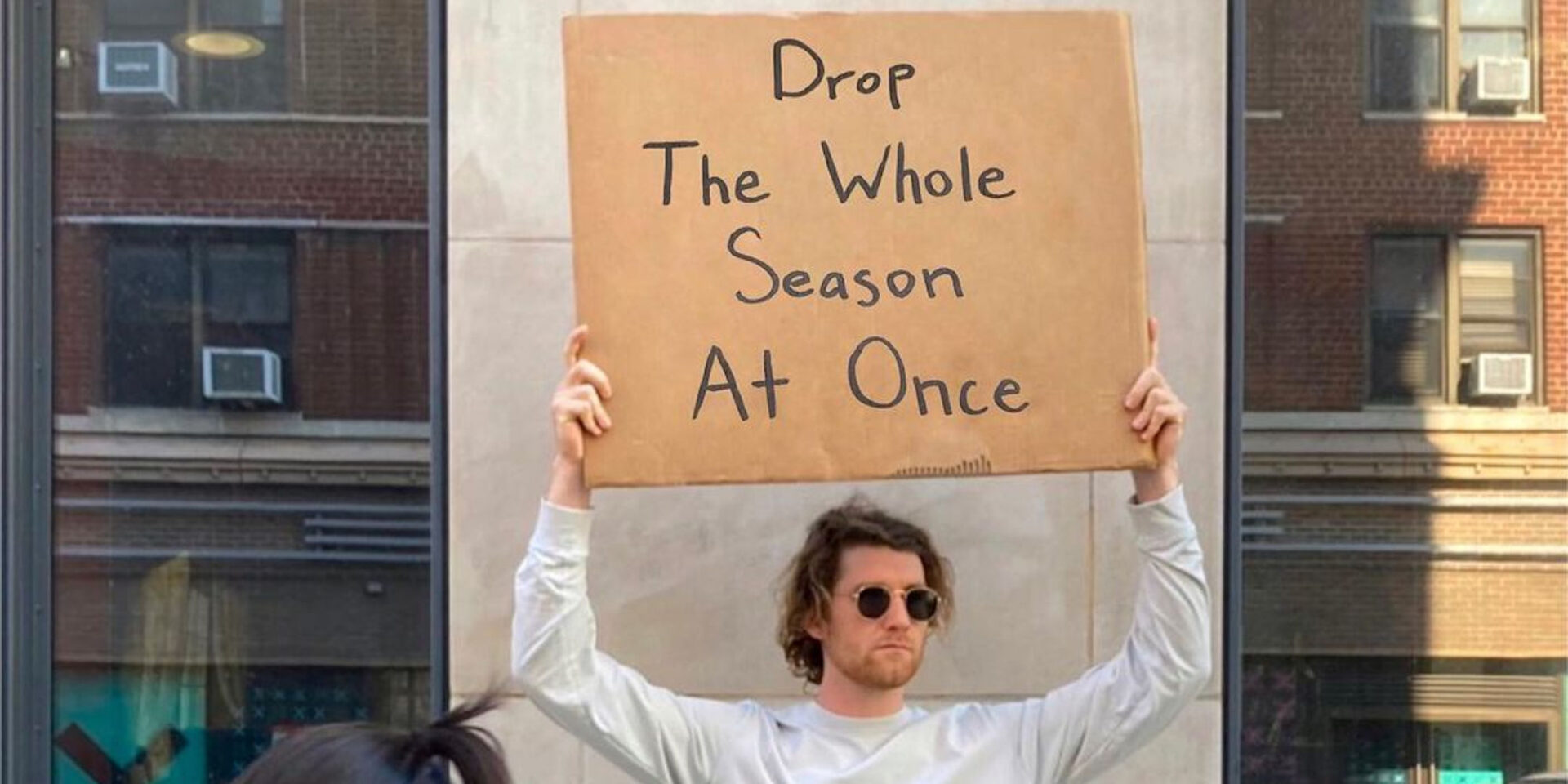 Ο Dude with sign με πλακάτ