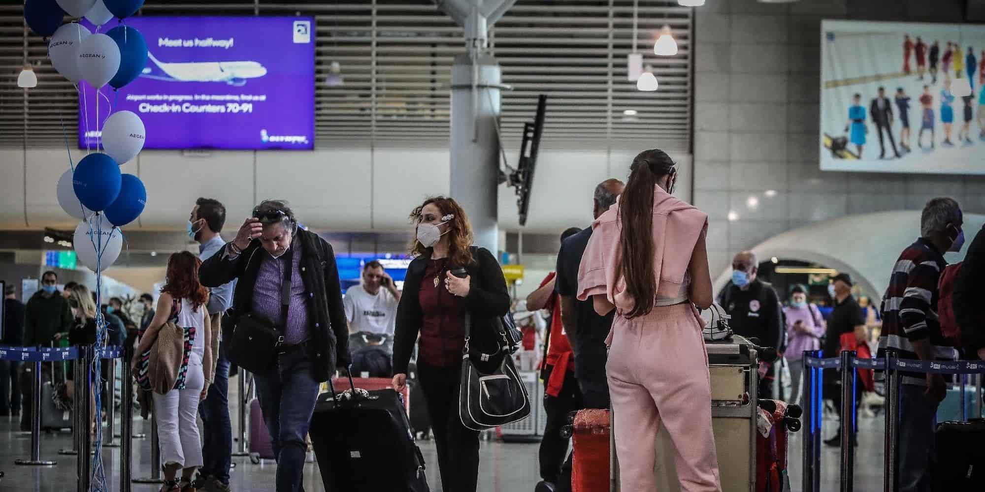 Τουρίστες στο αεροδρόμιο «Ελ. Βενιζέλος»
