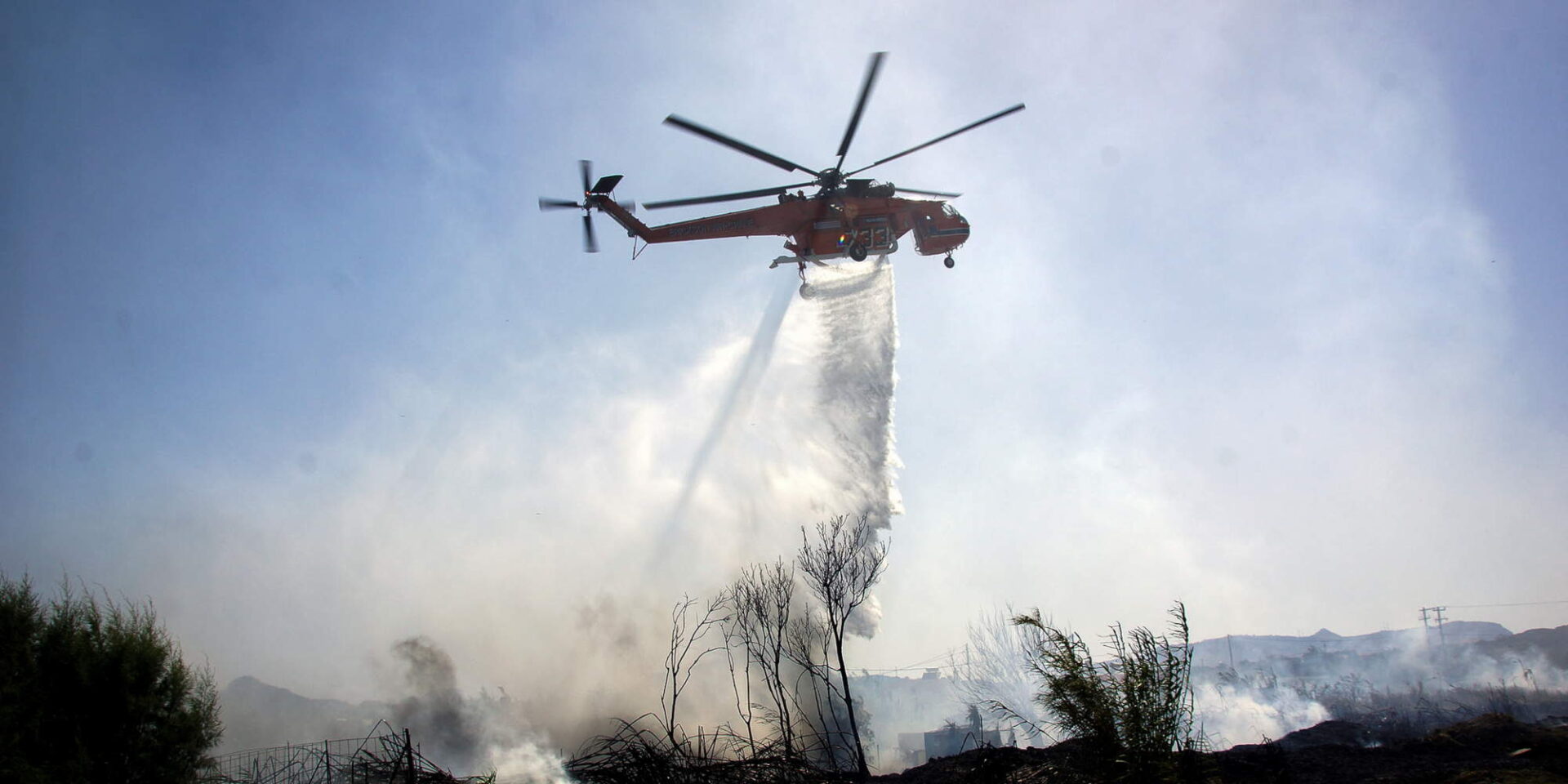 Πυροσβεστικό ελικόπτερο επιχειρεί σε φωτιά στη Ρόδο - Πυρκαγιές