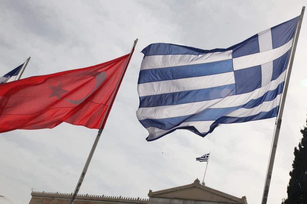 Ελληνική και τουρκική σημαία