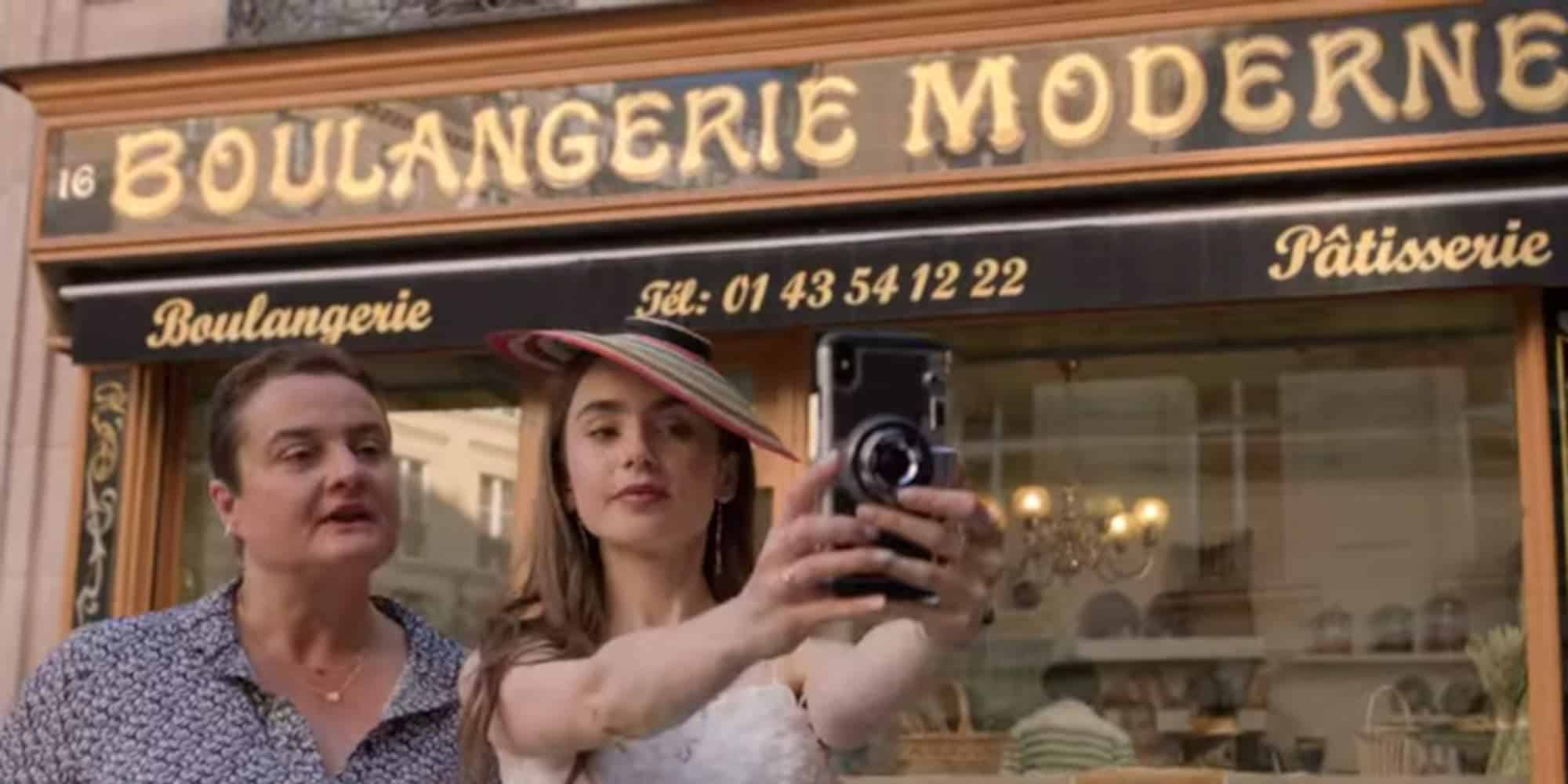 Η Λίλι Κόλινς σε σκηνή από τη σειρά του Netflix, Emily In Paris