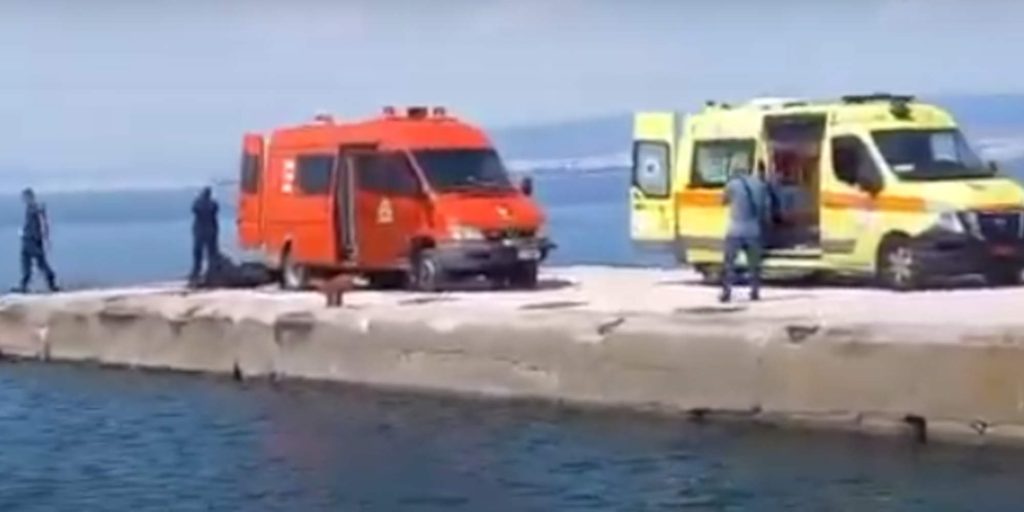 Πυροσβεστική και Ασθενοφόρο στο σημείο όπου έπεσε το αυτοκίνητο στη Θεσσαλονίκη