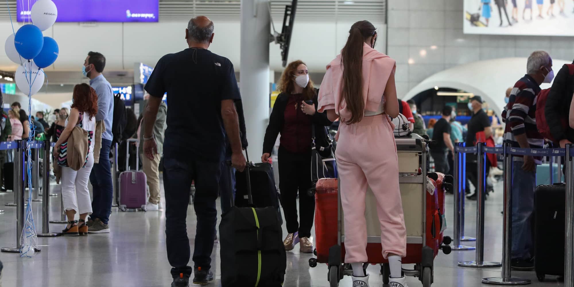 Ταξιδιώτες στο αεροδρόμιο της Αθήνας