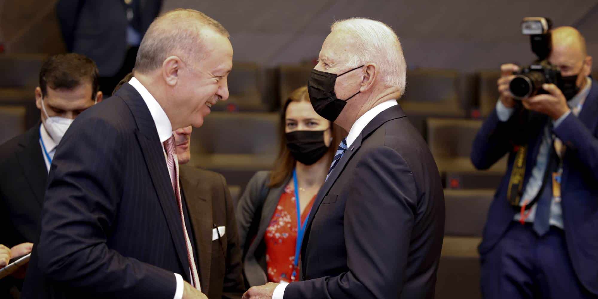 Ο Τούρκος πρόεδρος Ρετζέπ Ταγίπ Ερντογάν και ο Τζο Μπάιντεν σε σύνοδο του ΝΑΤΟ
