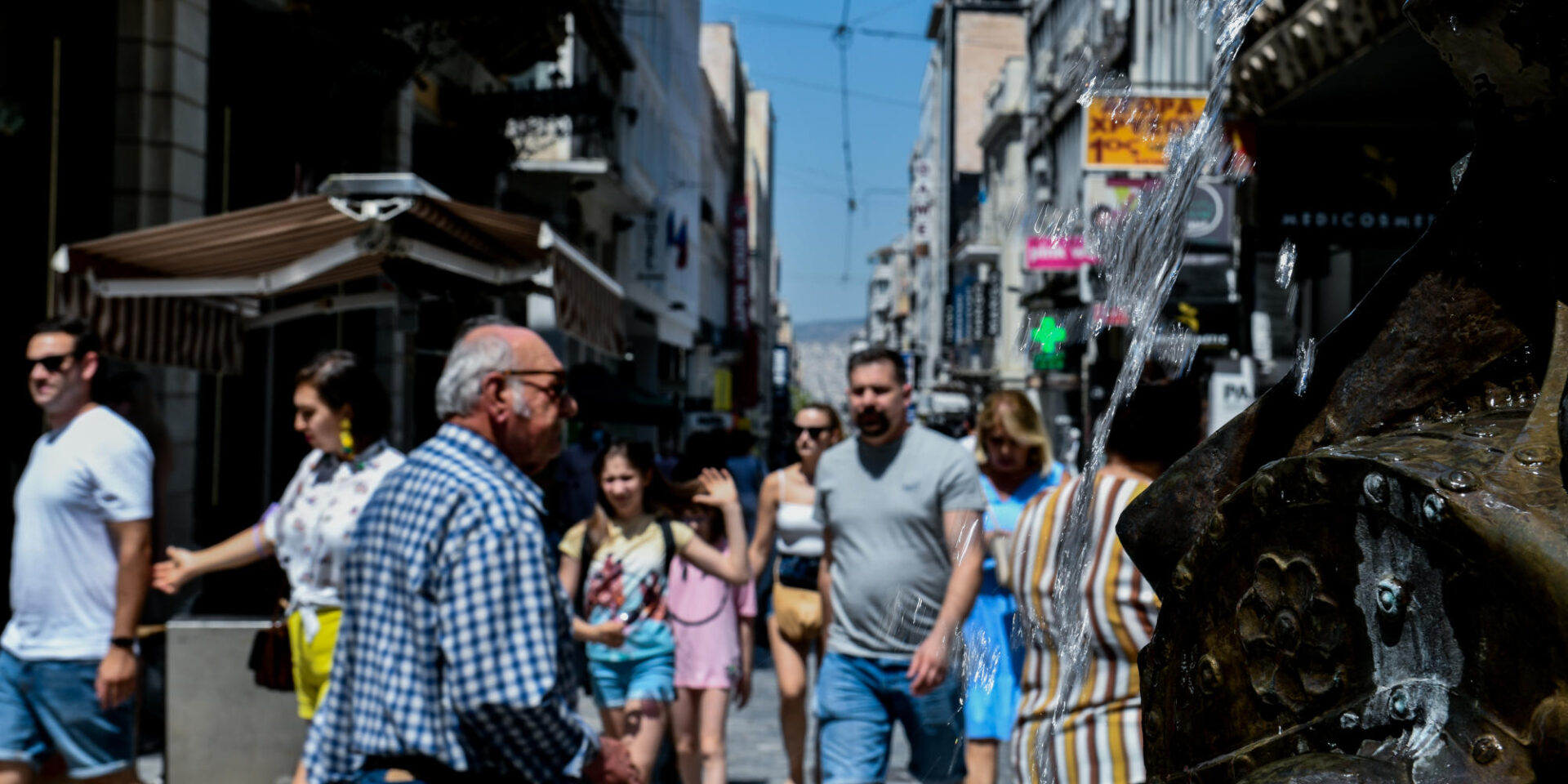 Κόσμος στην Ερμού