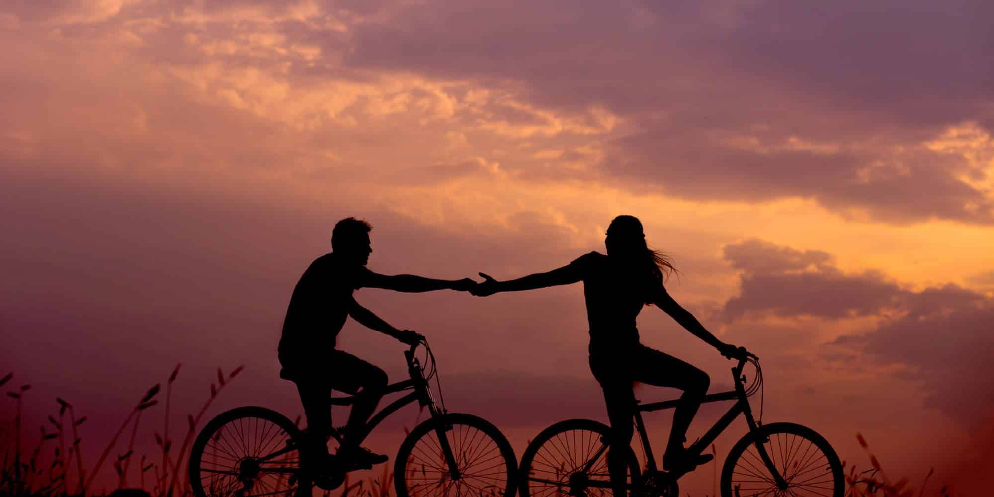 Έρωτας στο ηλιοβασίλεμα, ζευγάρι κάνει ποδήλατο στην εξοχή