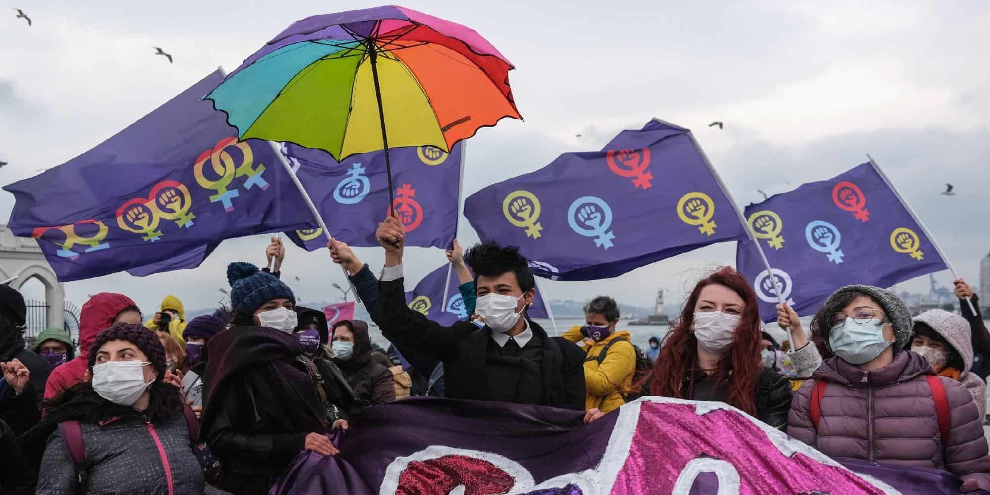 Γυναίκες φεμινίστριες διαδηλώνουν στην Τουρκία