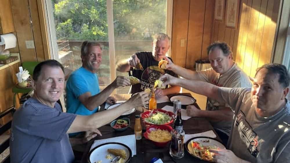 Οι πέντε φίλοι σε γεύμα το 2022