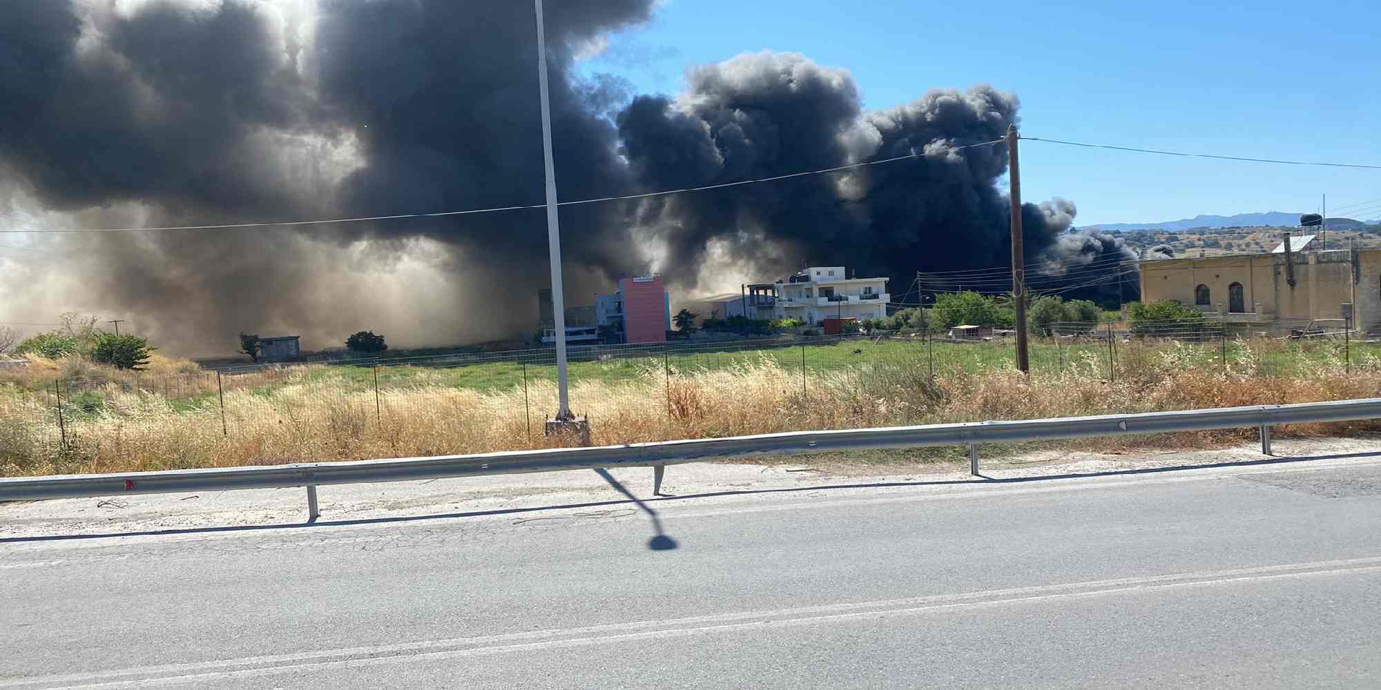 Φωτιά σε εργοστάσιο στο Ηράκλειο