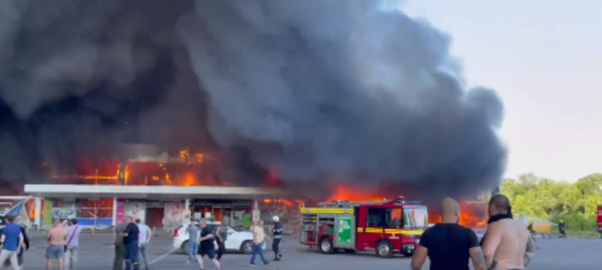 Πυκνοί καπνοί από εμπορικό στα κεντρικά της χώρας, καθώς μαίνεται ο πόλεμος στην Ουκρανία