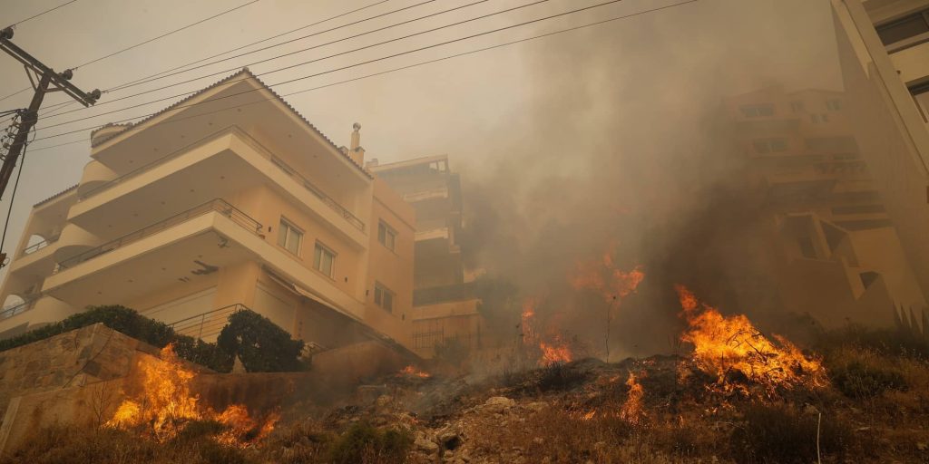 Meteo: «Η πυρκαγιά στη Βούλα εκδηλώθηκε σε περιοχή με πολύ υψηλή ευφλεκτότητα» - Σε ύφεση η φωτιά